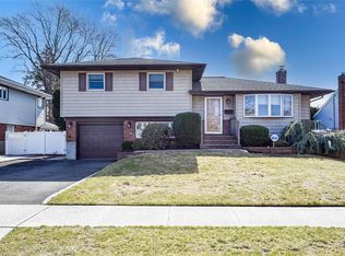 13 Stewart St, Plainview, NY 11803