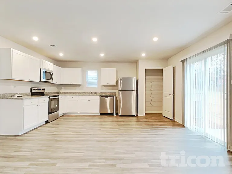 527 Dayspring Dr — Photo 4