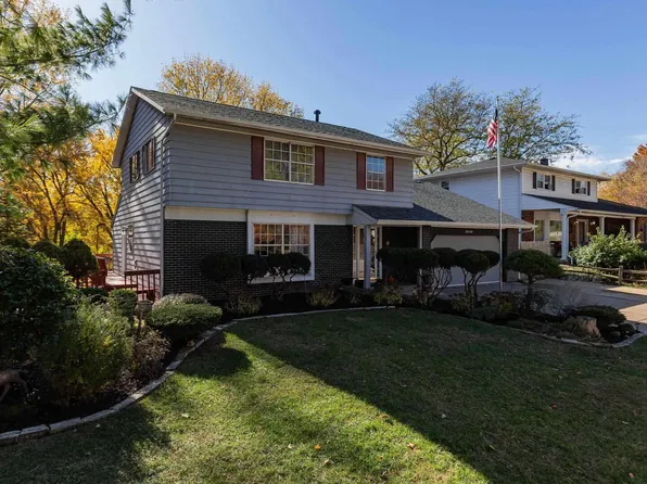 2805 Carriage Hill Dr, Davenport, IA 52807