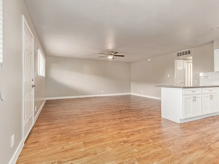 Palm View Manor — Photo 31