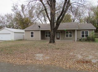 208 E 5th St, Grove, OK 74344