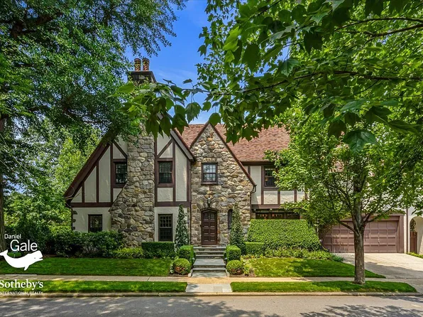 165 Slocum Cres, Forest Hills, NY 11375