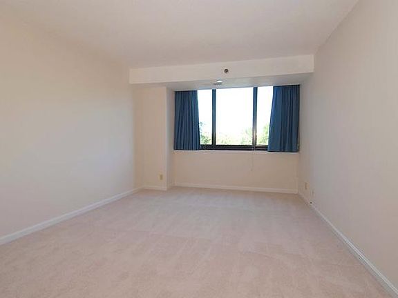5th image of 1805 Crystal Dr APT 411