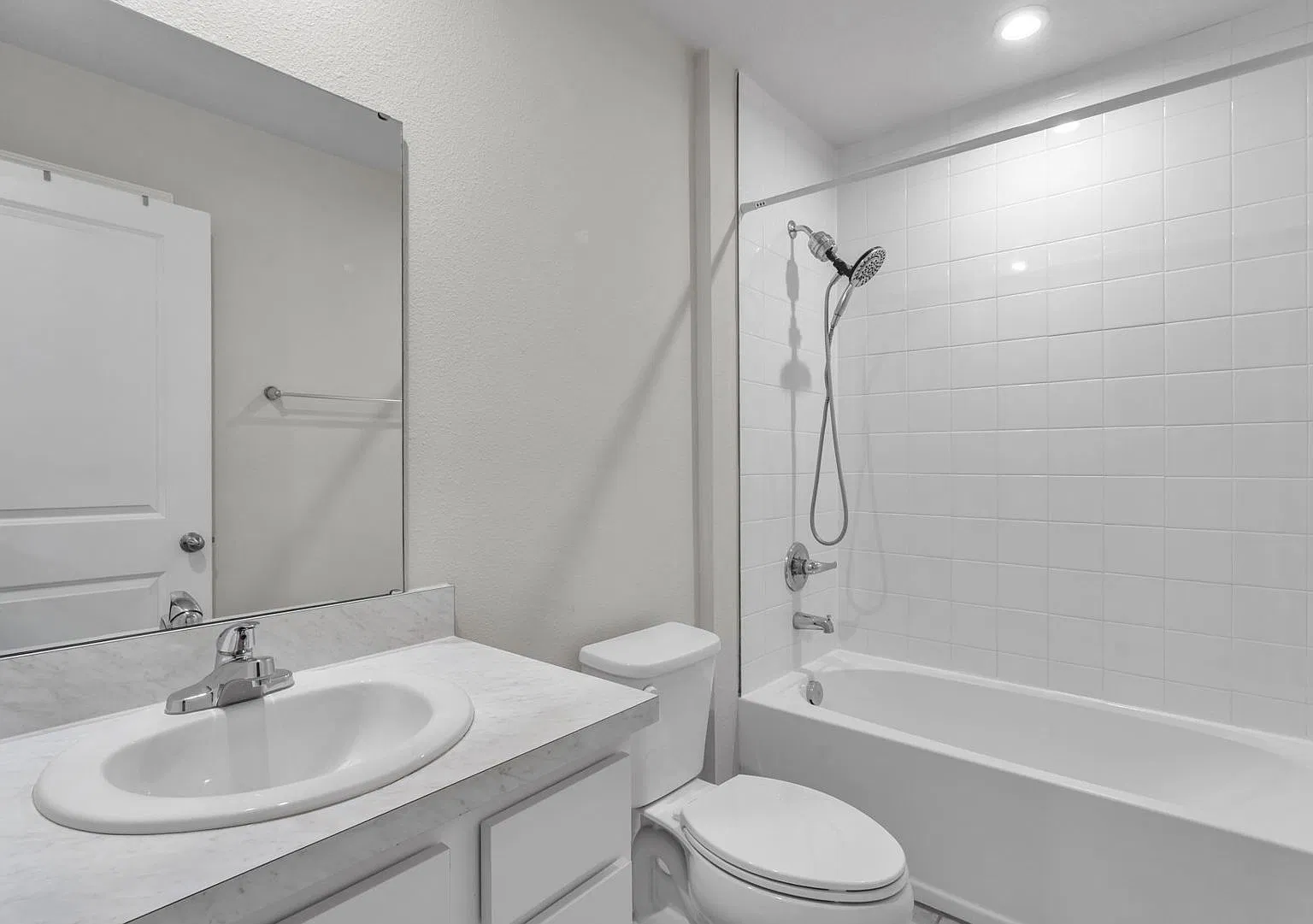 1450 Haines Dr — Photo 3