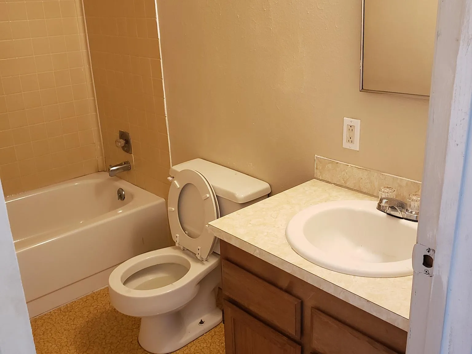 2 bed, 1.5 bath, 1400 sqft, $1,250 — Photo 4