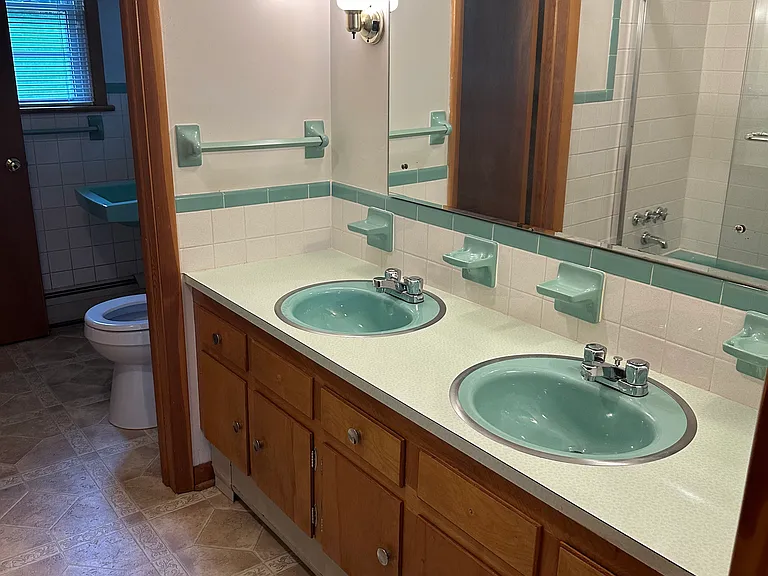 561 Broadview Dr — Photo 13