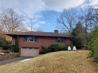 366 W Woods Rd, Hamden, CT 06518