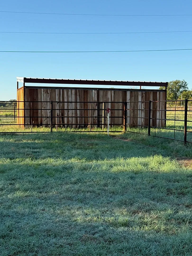 Turn Outs - Pipe Fence - Horses Welcome- Darling Farmhouse — Photo 4