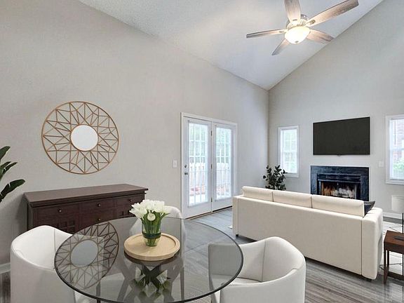 Breakfast & Living Area