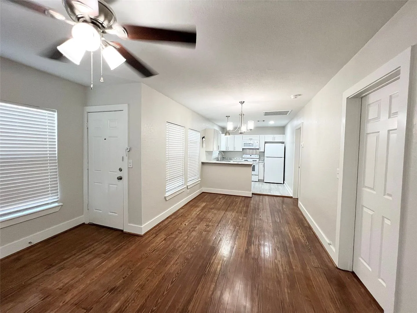 Adorable 2/1/1 Craftsman Bungalow in Angleton! — Photo 3
