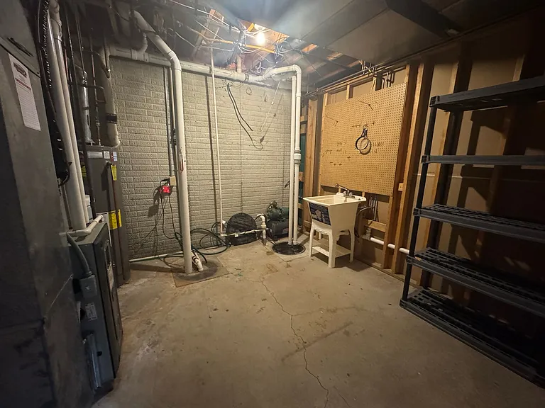 2047 Parkside Dr — Photo 36