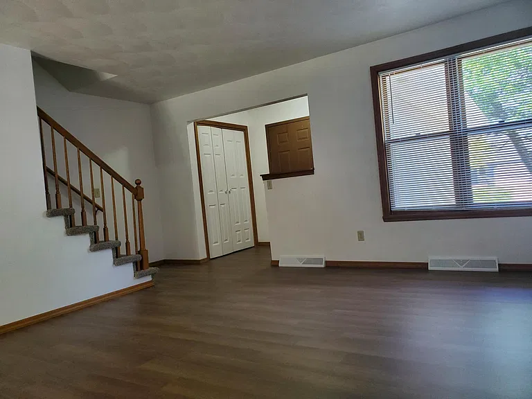 1335 Meadow Ln — Photo 2