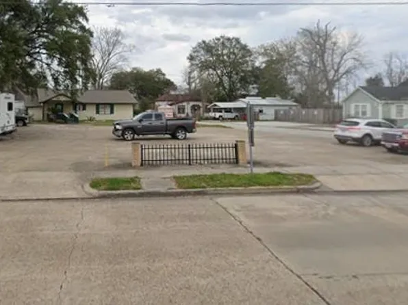 819 E Main St, Humble, TX 77338