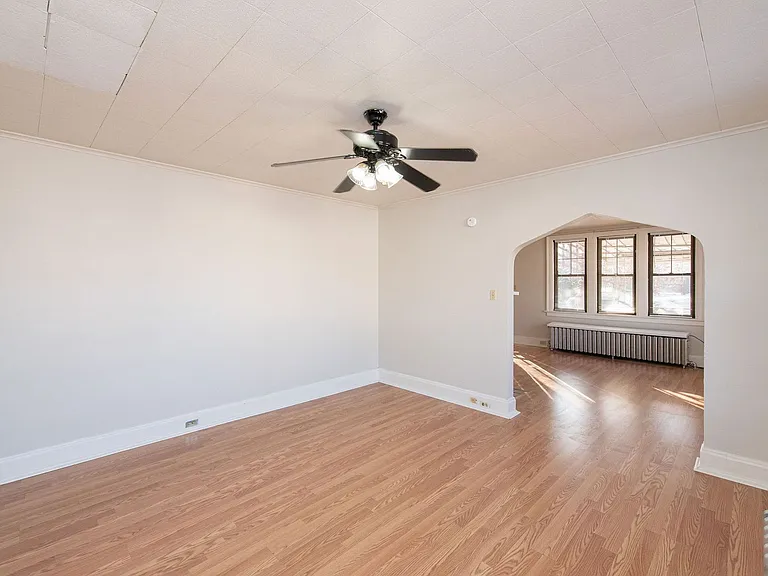 Beautifully updated Tudor style duplex. Upper unit. Large rooms. 2 balconies, private entry. Fenc... — Photo 13