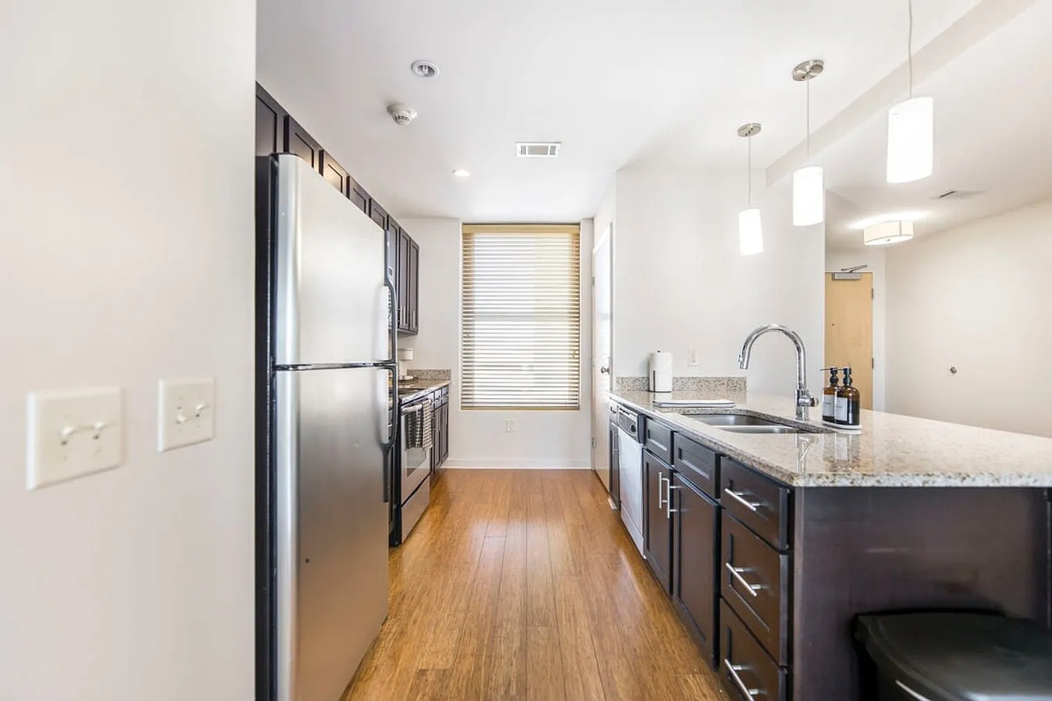 2 bed, 2.0 bath, 1140 sqft, $2,290 — Photo 2