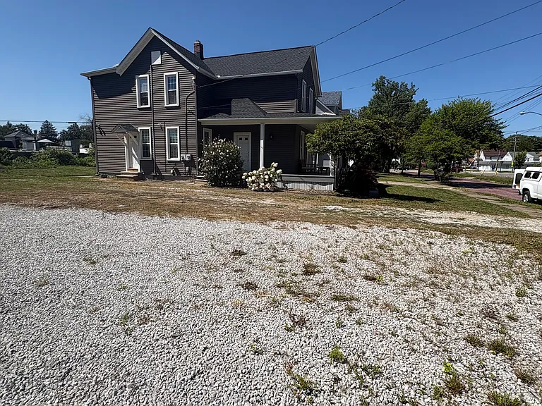 588 Elma St — Photo 10