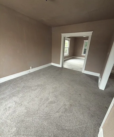 553 Owen St — Photo 8