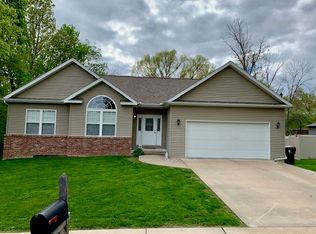2727 N Woodhaven Dr, Peoria, IL 61604