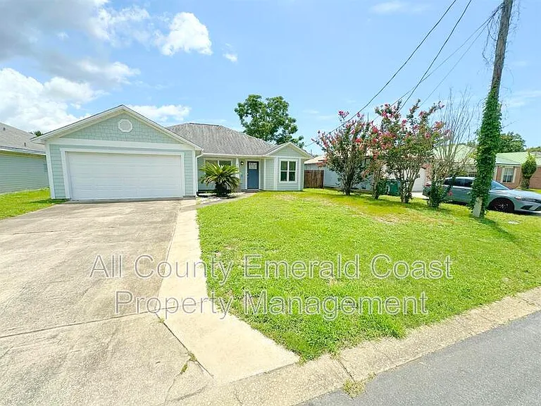 915 Emily Cir — Photo 2