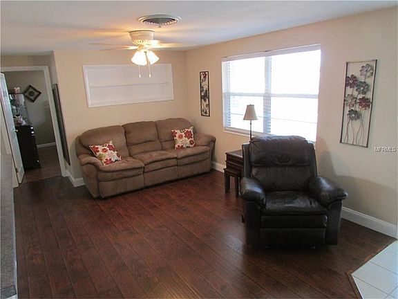 Large Living Room w/ Beautiful Wood Floors
