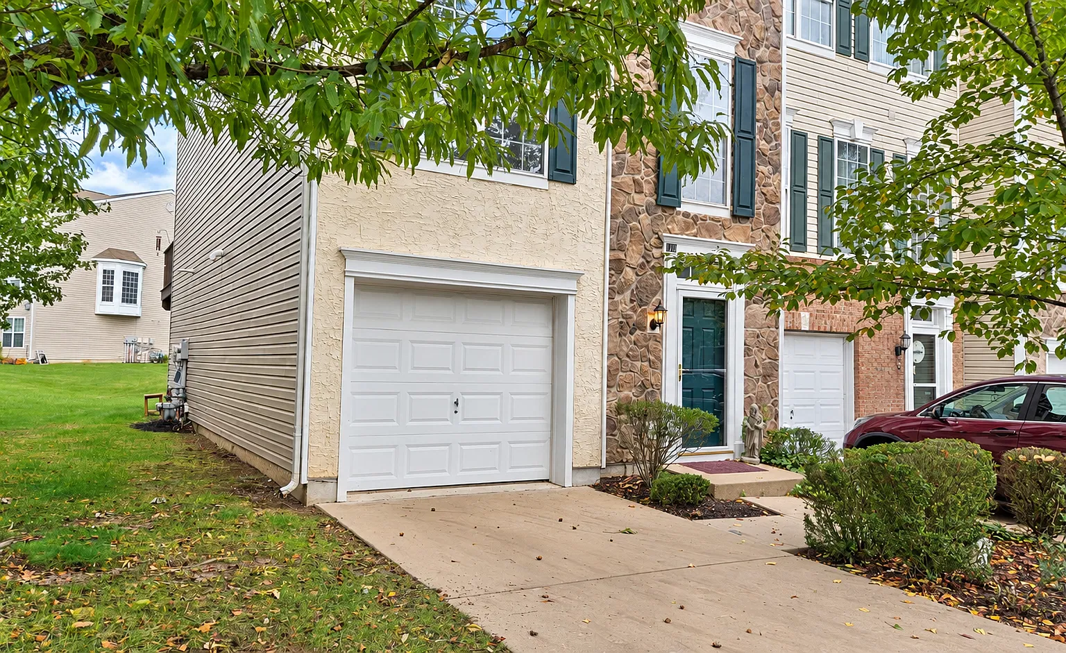 3 bed, 2.5 bath, 2640 sqft, $3,350 — Photo 3