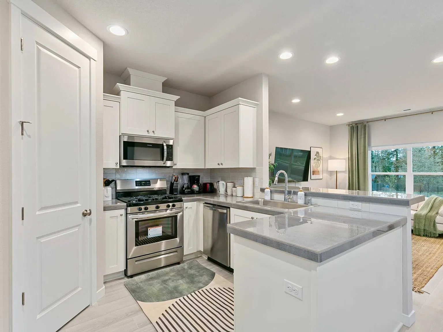 3 bed, 2.5 bath, 1547 sqft, $6,000 — Photo 4