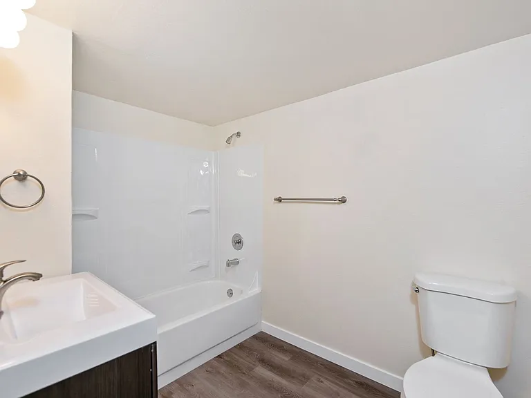 Queen Anne Court — Photo 15