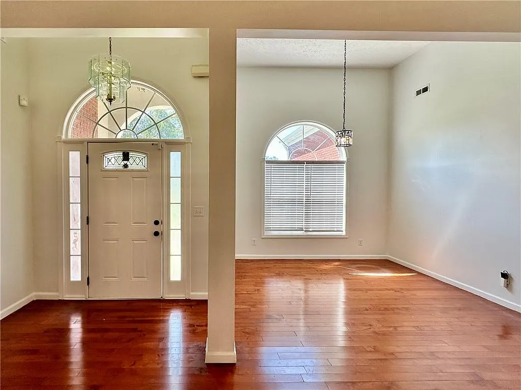 4 bed, 2.0 bath, 1680 sqft, $2,500 — Photo 3