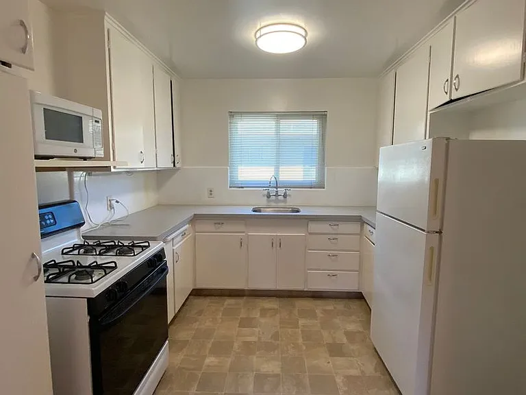 Fremont 844 — Photo 1