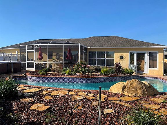 2nd image of 877 Lexington Ln