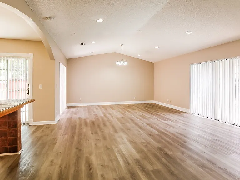 640 SW 95th Ter — Photo 3