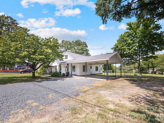 4th image of 206 Bethpage Rd
