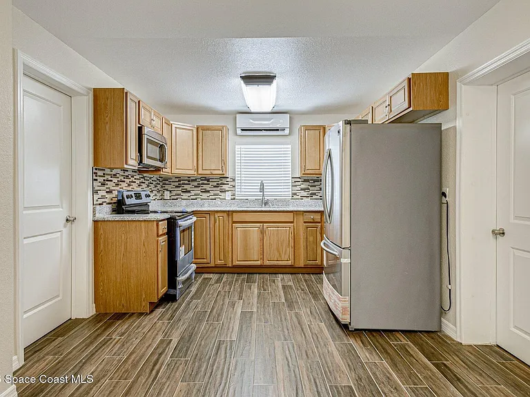 175 NW Valencia Rd — Photo 7