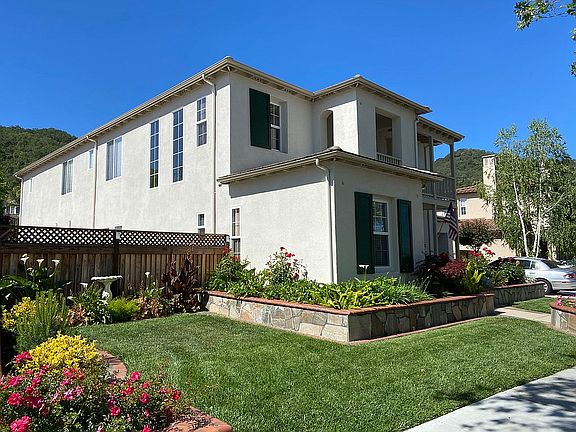 East side / Cement patio 