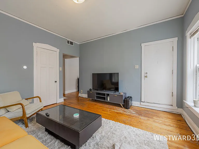 531 W Roscoe St #2R — Photo 6