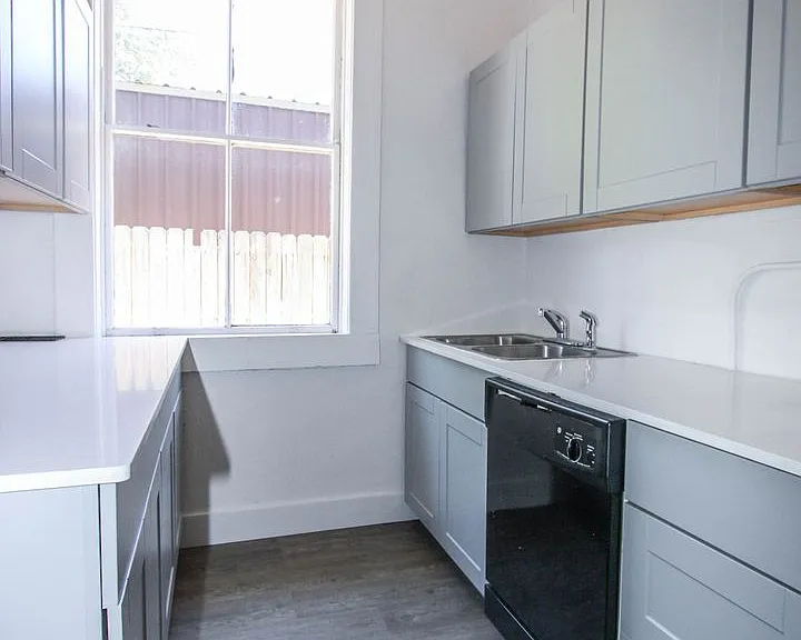 215 E Willis St — Photo 4
