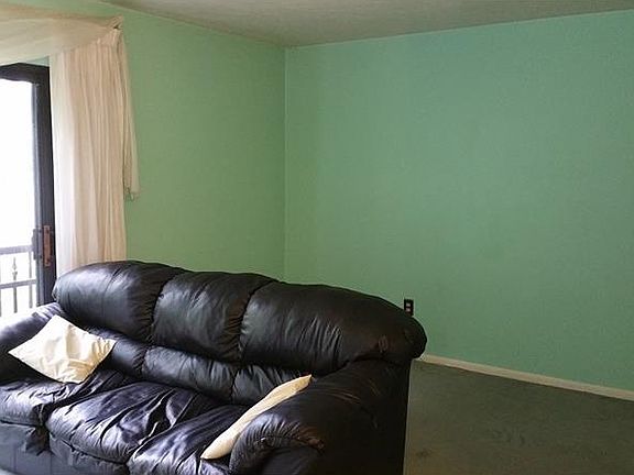 5th image of 310 Williamsburg Ln