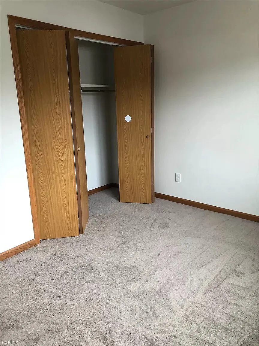 2 bed, 1.0 bath, 835 sqft, $950 — Photo 2