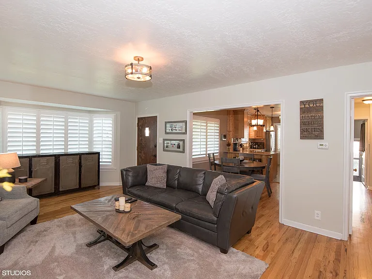652 E Locust St — Photo 8