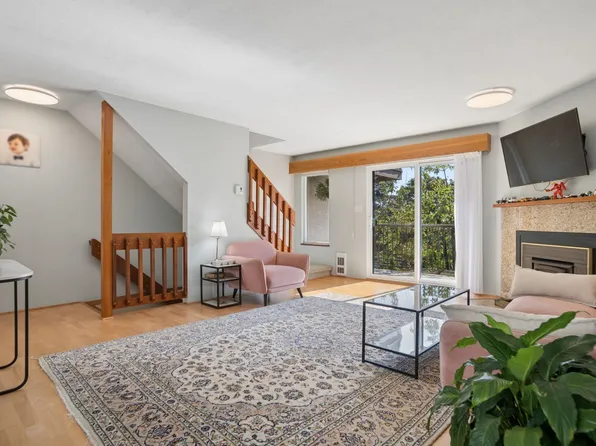 220 W 16th St #4, North Vancouver, BC V7M 1T6
