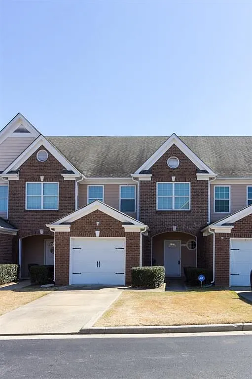 111 Village Dr photo 1
