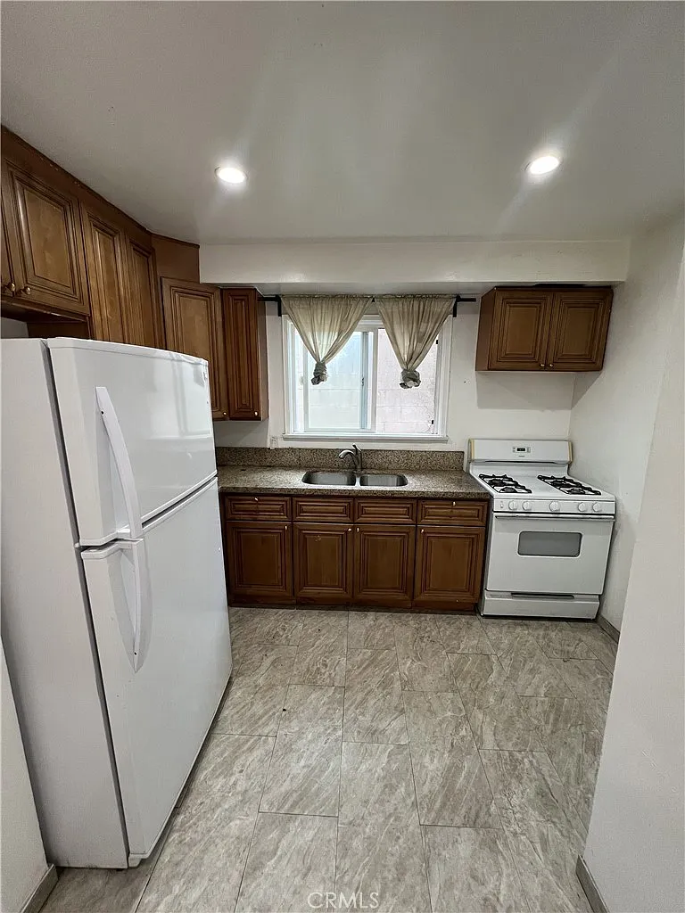 2 bed, 1000 sqft, $2,300 — Photo 3