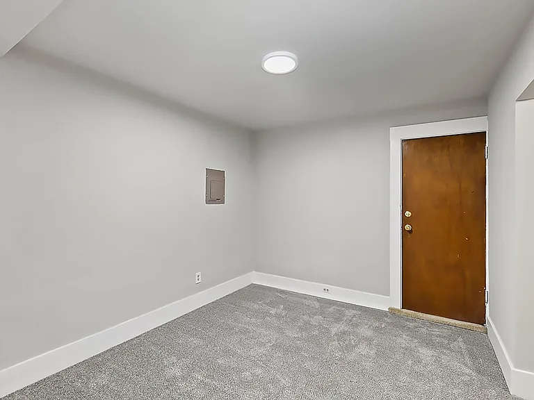 Farrah Apartments: 1 & 2 Bedroom Renovated Units — Photo 7