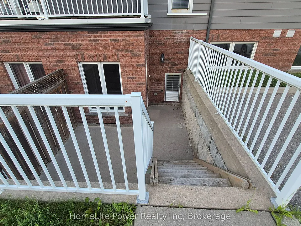225 Riddell St #22