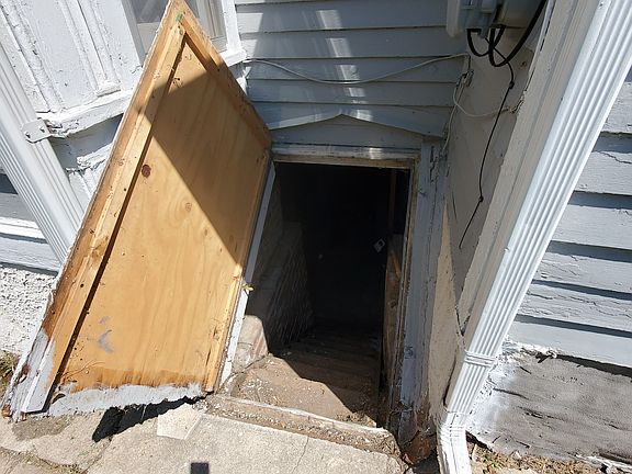 5th image of 1020 N Iowa Ave