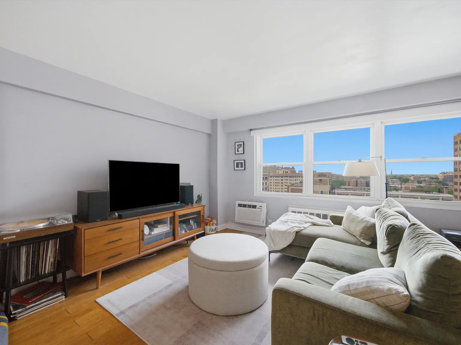 2909 N Sheridan Rd — Photo 3