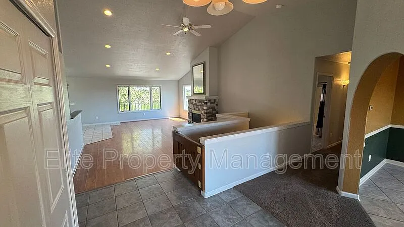 3 bed, 3.0 bath, 3818 sqft, $2,500 — Photo 4