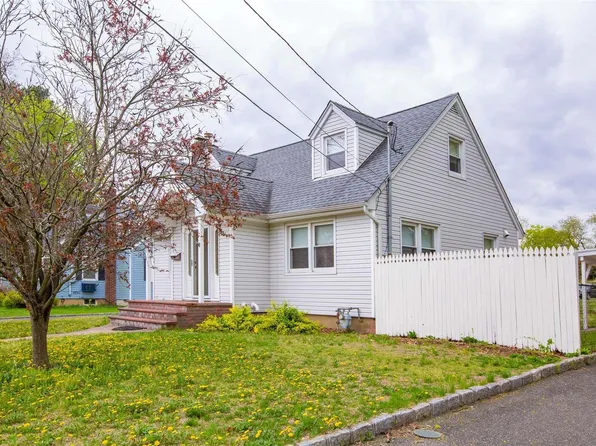 890 Oyster Bay Road, East Norwich, NY 11732