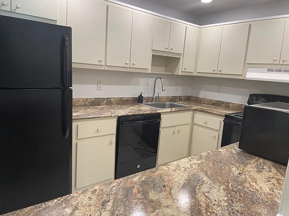 Spacious Kitchen With Lots of Cabinets and Countertops. Refrigerator, Dishwasher, Stove and Microwave