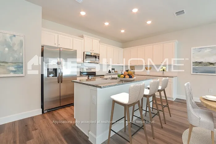 3 bed, 2.0 bath, 1572 sqft, $2,425 — Photo 3